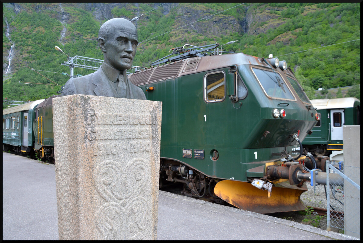 Fl�msbana El17 2230  Hai  am 04.06.2026 an der B�ste Ingolf Elster Christensens im Bahnhof Fl�m. Christensen (1872 - 1943) war ein norwegischer Politiker und Jurist, der sich f�r die Fl�msbana eingesetzt hat.