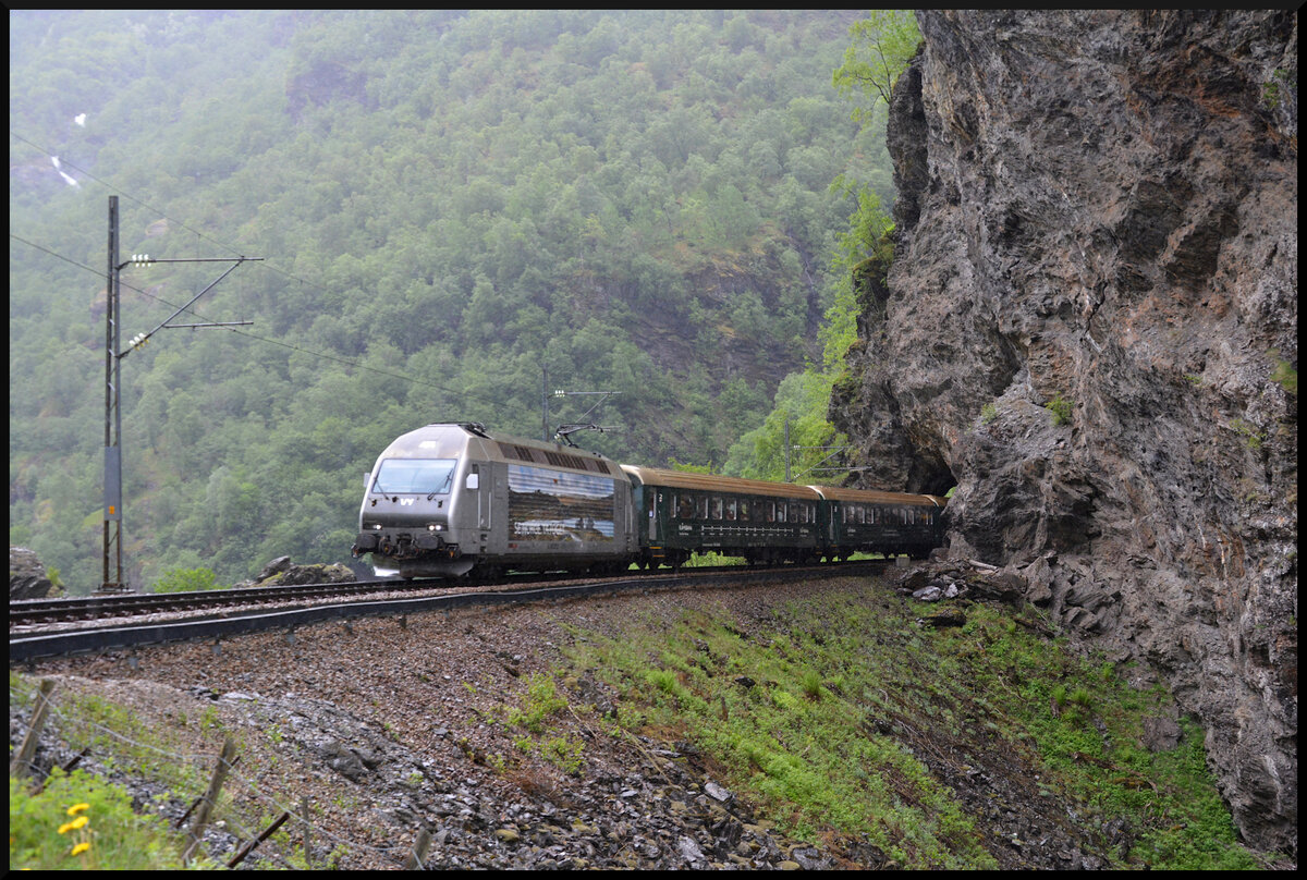 Fl�msbana VY El18 2252 kommt am 04.06.2026 im Steilstreckenabschnitt aus dem H�gatunnel.
