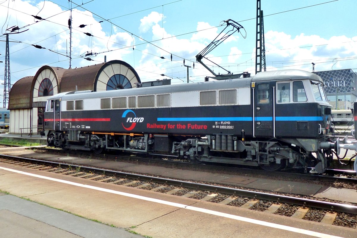 Floyd 450 004 steht am 6 Mai 2016 in Budapest Keleti. Sie war bis 2013 eine British rail/Freightliner Class 86.