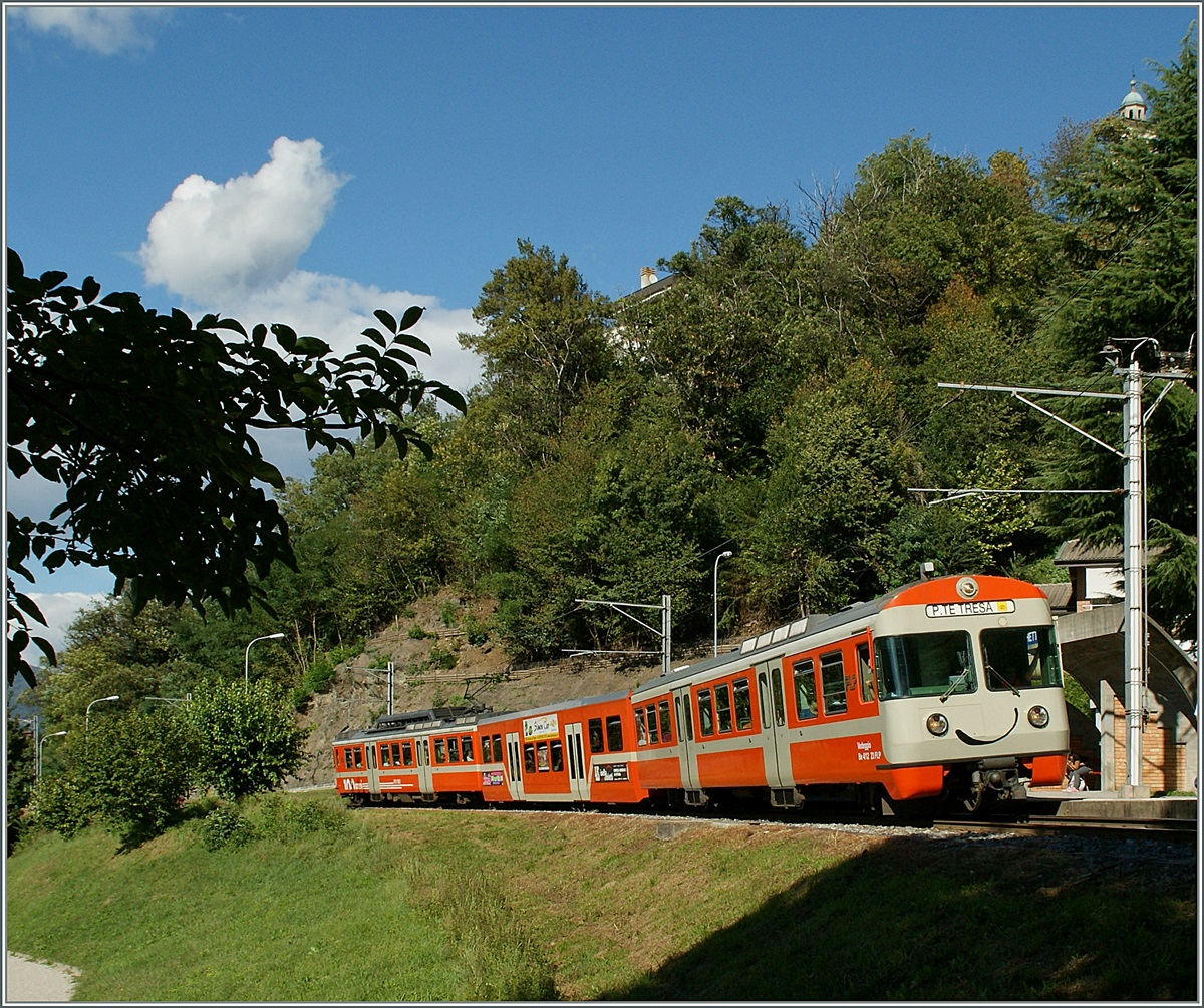 FLP Regionalzug nach Ponte Tresa beim Halt in  Sorengo Laghetto . 
12. Sept. 2013