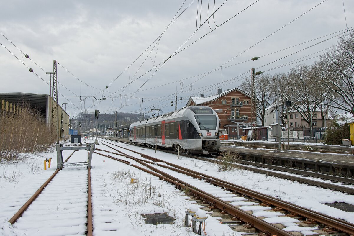 Flügeln auf der RB 91in Letmathe - ein dreiteiliger ex-Abellio-Flirt fährt nach Siegen aus, der zweiteilige Flirt wartet auf die Weiterfahrt nach Iserlohn (02.04.2022, aufgenommen vom Stenglingser Weg aus)