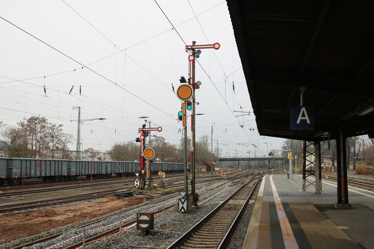 Flügelsignalanlage am 12.12.20 in Hanau Hbf von einen Bahnsteig aus gemacht