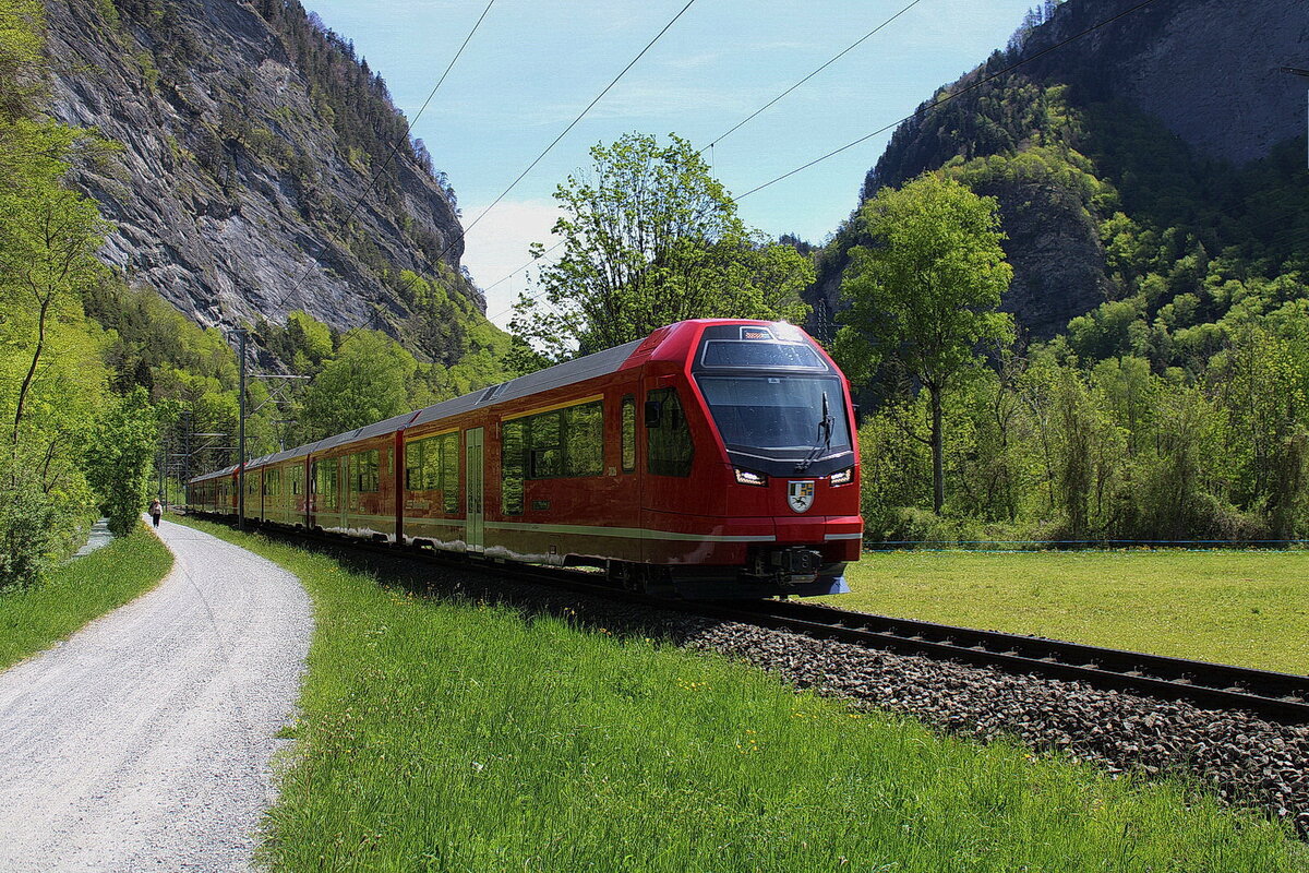 Flügeltriebzug(Capricorn)nach Landquart zwischen Grüsch und Malans.09.05.21