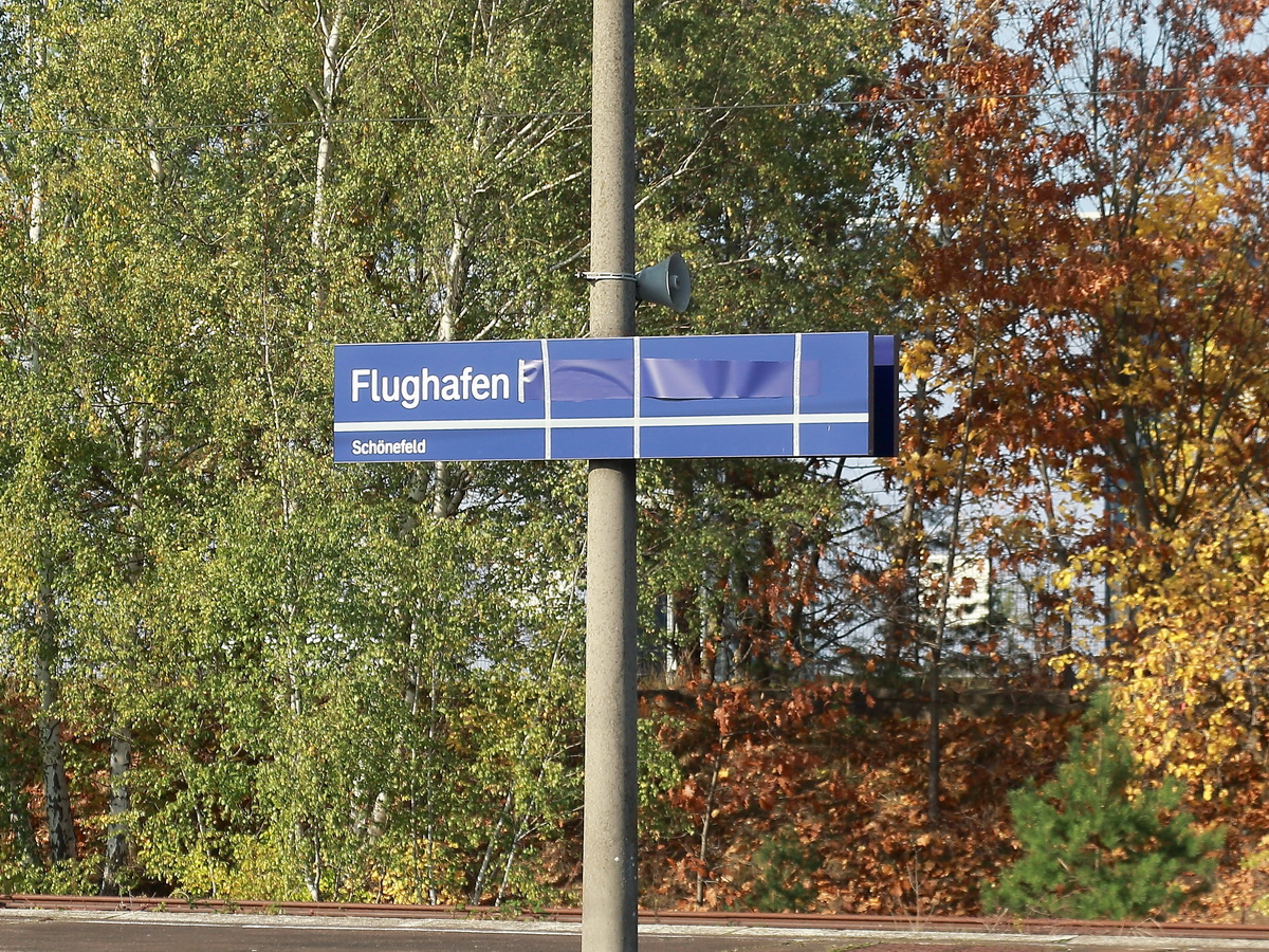 Flughafen BER - Terminal 5 (Schönefeld) hier nun am 25. Oktober mit einem neuen Bahnhofschild. Am 30. Oktober 2020 werden hier die letzten Regional und IC Züge halten.