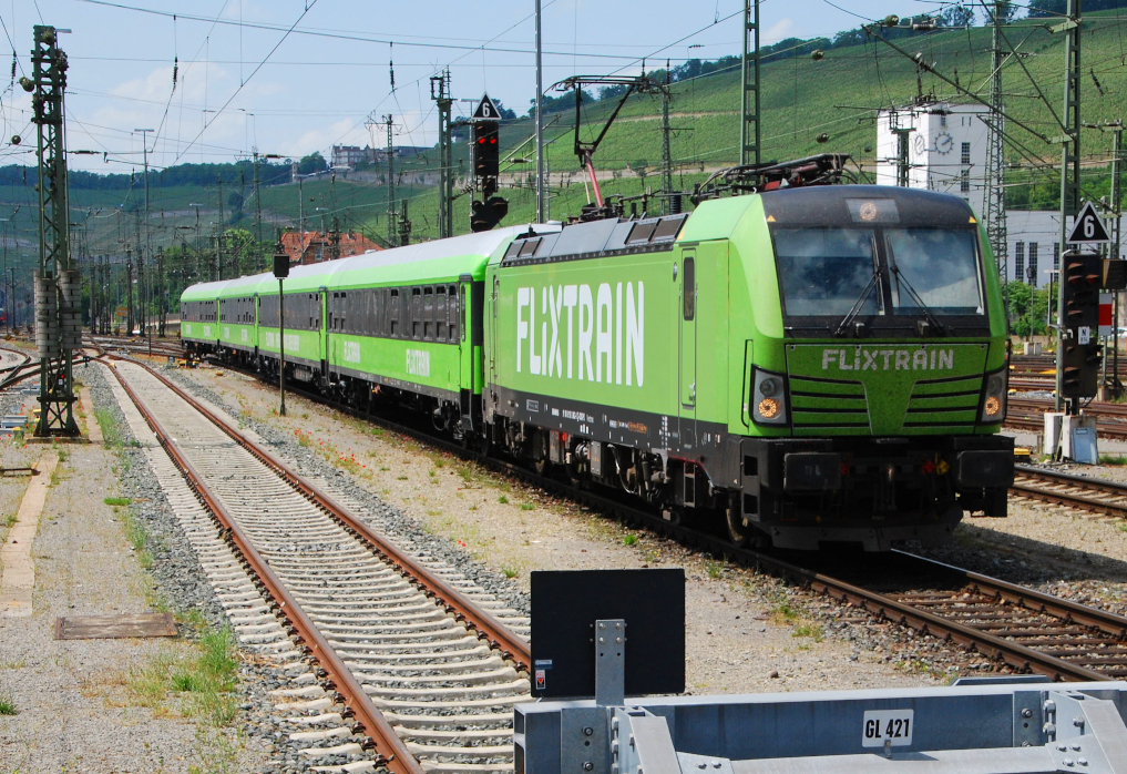 FLX76331 (Frankfurt/Main Süd - München) fährt am 19.06.2021 mit Lok 193 604 deutlich vor Plan in den Würzburger Hbf ein. Bedauerlicherweise war die Lokomotive auf dieser Seite großflächig beschmiert worden, was digital entfernt wurde.