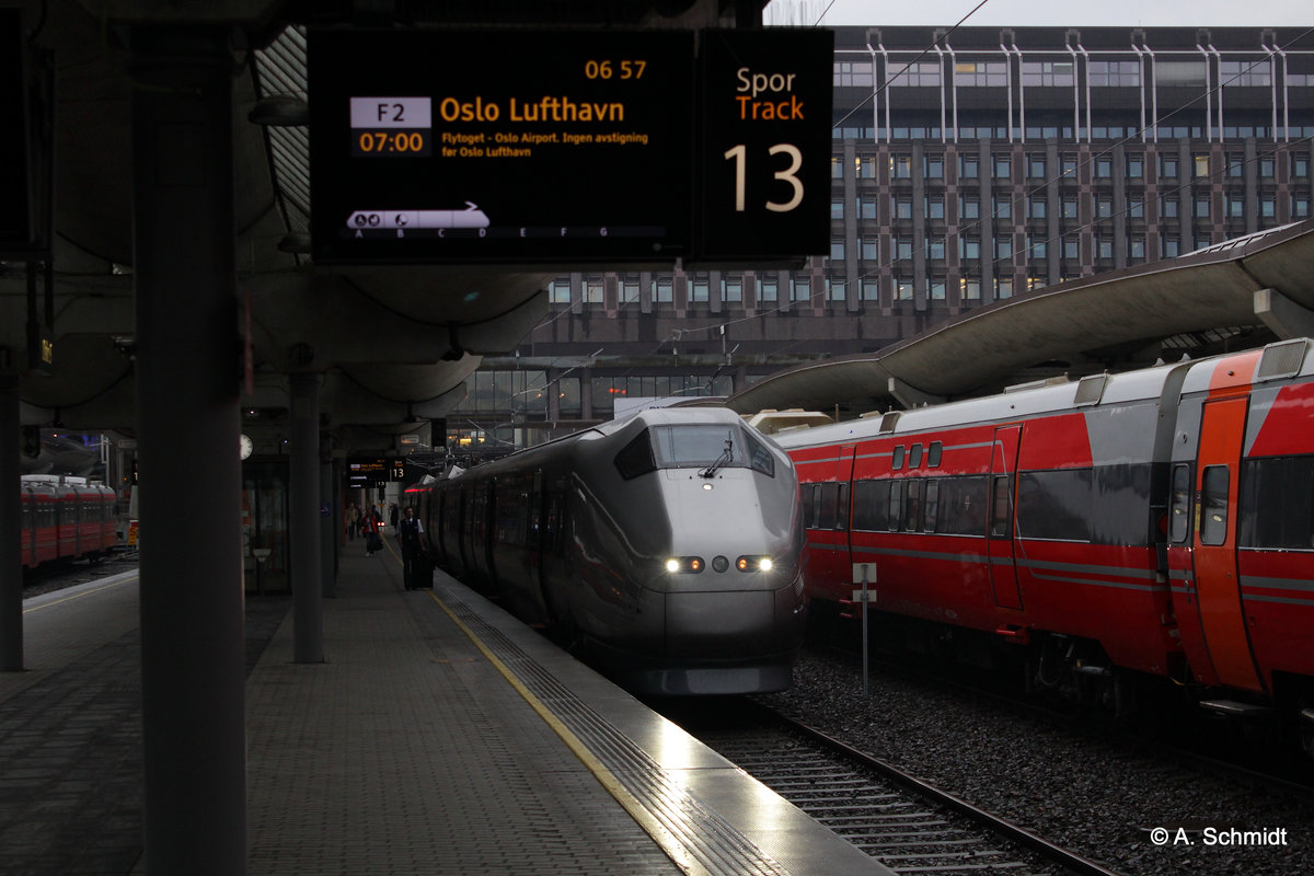 Flytoget in Oslo kurz vor Abfahrt auf Gleis 13 zum Flughafen am 23.05.2016