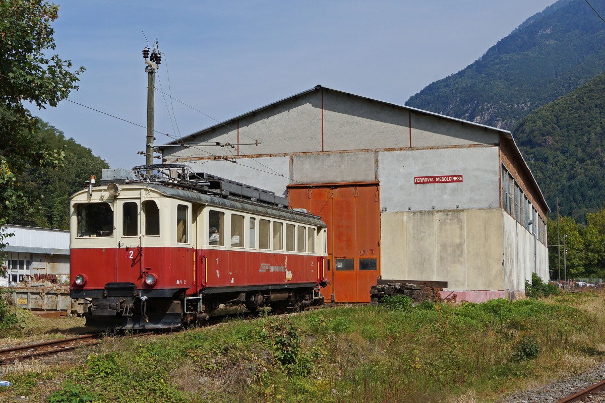 FM: Whrend das Bahnhofsgebude von Grono in einem sehr desolaten Zustand privat genutzt wird, dient die Werksttte, die sich in der gleichen Gemeinde befindet noch ausschliesslich der Bahn. FM ABe 4/4 2 ex AB vor der Werksttte in Grono abgestellt am 22. September 2013.
Foto: Walter Ruetsch