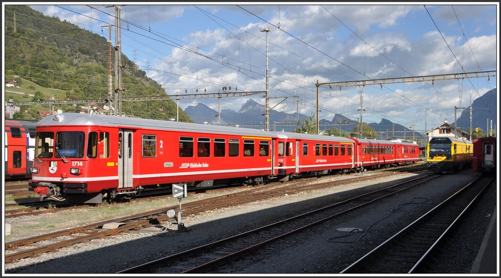 Föhnstimmung über Landquart, wo ein Vorortszug mit den beiden Steuerwagen 1713 und 1714 auf weitere Einsätze wartet. (17.09.2015)
