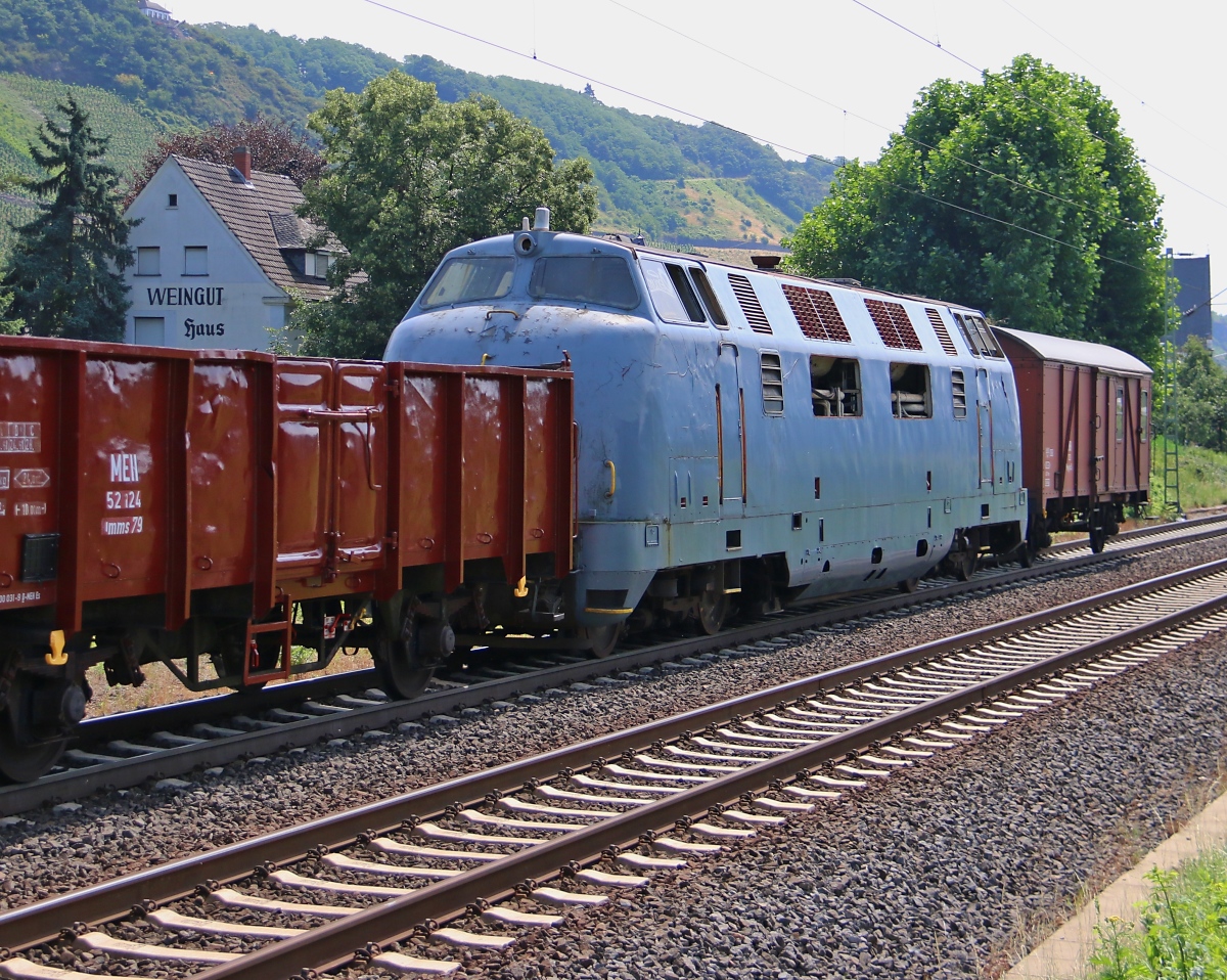 Fokus auf die wenig vertrauenserweckende V200 015, die am 17.07.2015 von 220 033-5 in Richtung Bonn überführt wurde. Aufgenommen in Leutesdorf.