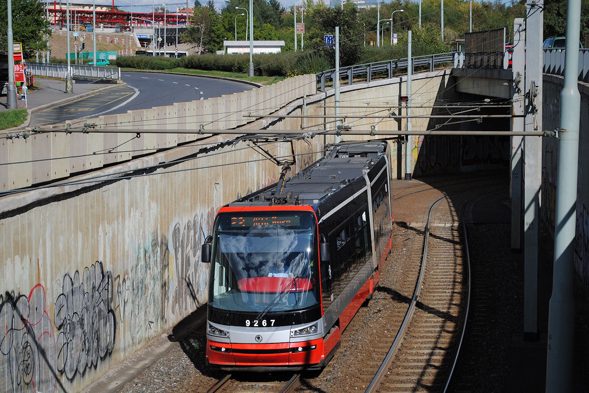 For City 15T 9267 befährt die Ausfahrtsrampe der Endstelle Nadrazi Hostivar. (19.09.2015)
