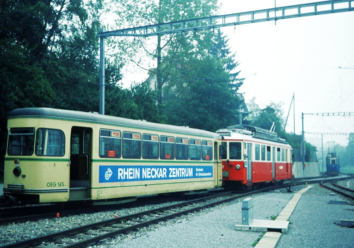 Forchbahn Zürich - Esslingen__Depot auf der Forch. Hier nochmals Bw 165 der OEG (später FB B4 Nr. 121 der Fb) Rastatt Bj.1957 noch in den Original OEG-Farben, am Haken von BDe 4/4 Nr.9 von 1948.__15-09-1974