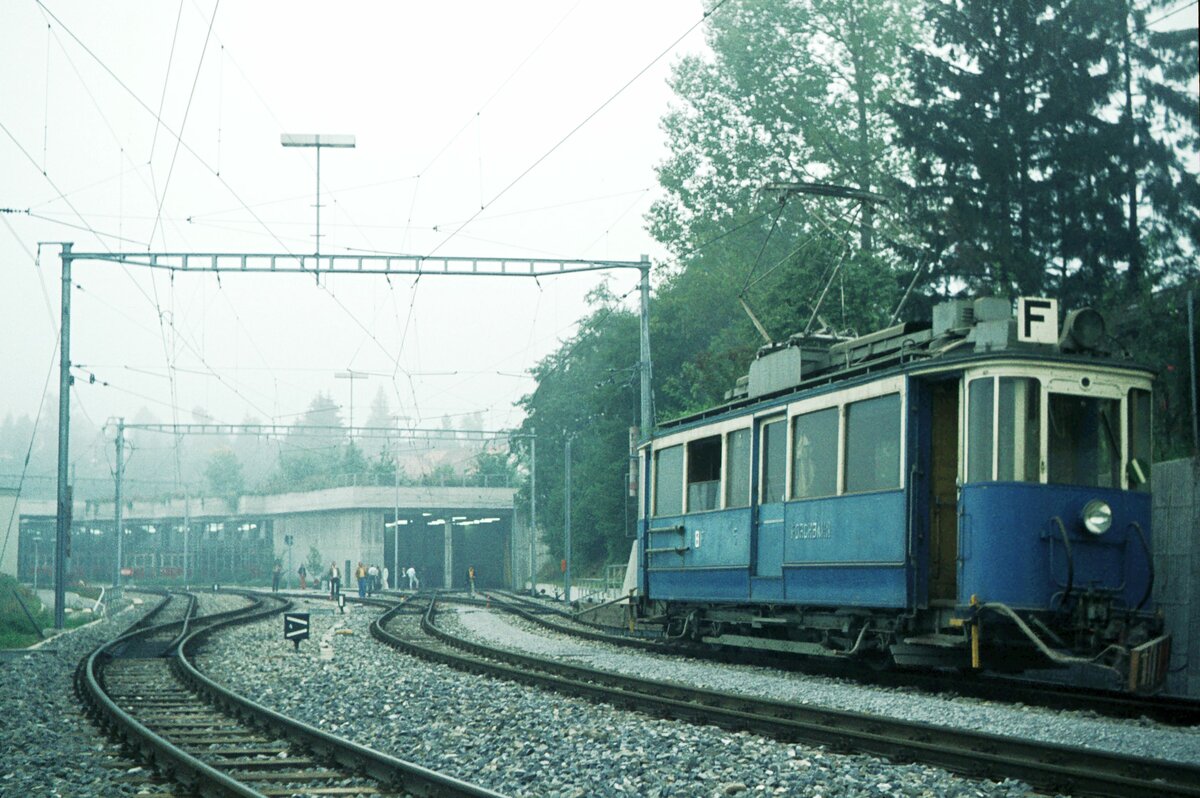 Forchbahn Zürich - Esslingen__Depot auf der Forch. CFe 2/2 Nr. 8 (?) als Schneepflug.__15-09-1974