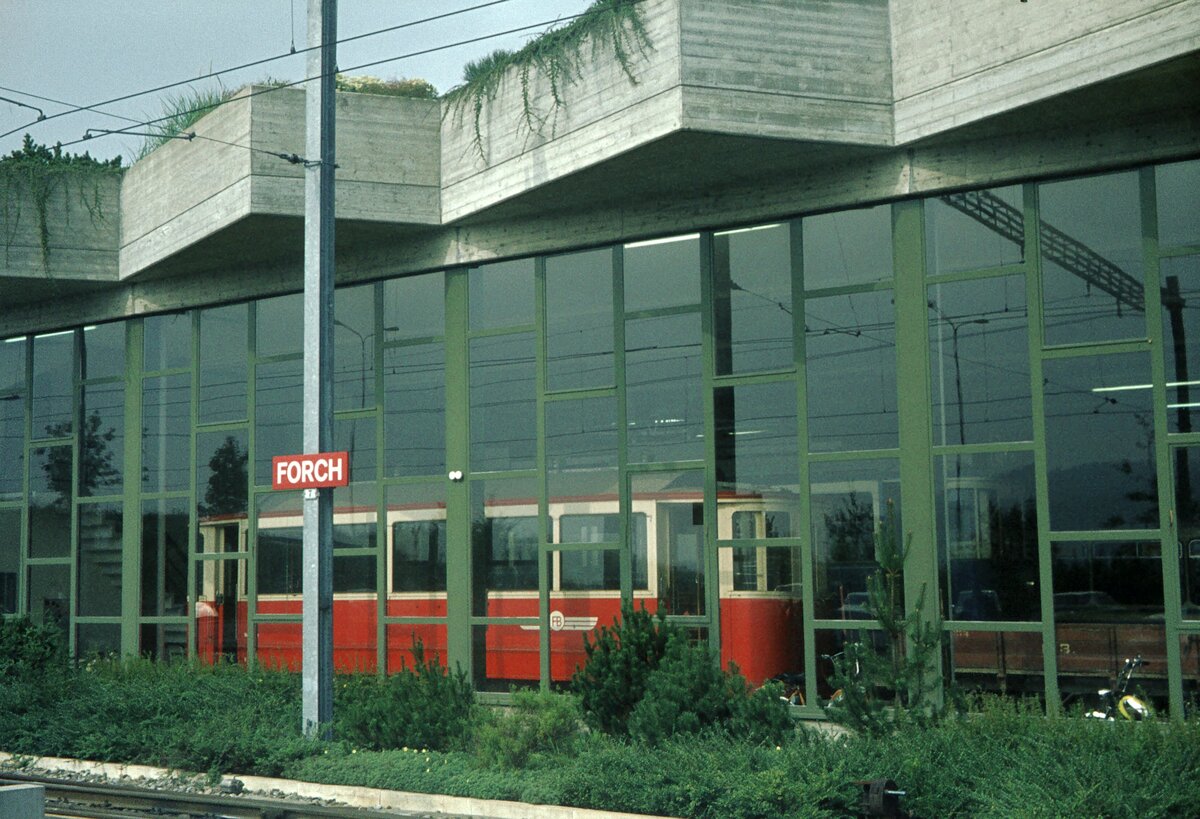 Forchbahn Zürich - Esslingen__Depot auf der Forch. Bw in der Wagenhalle.__15-09-1974