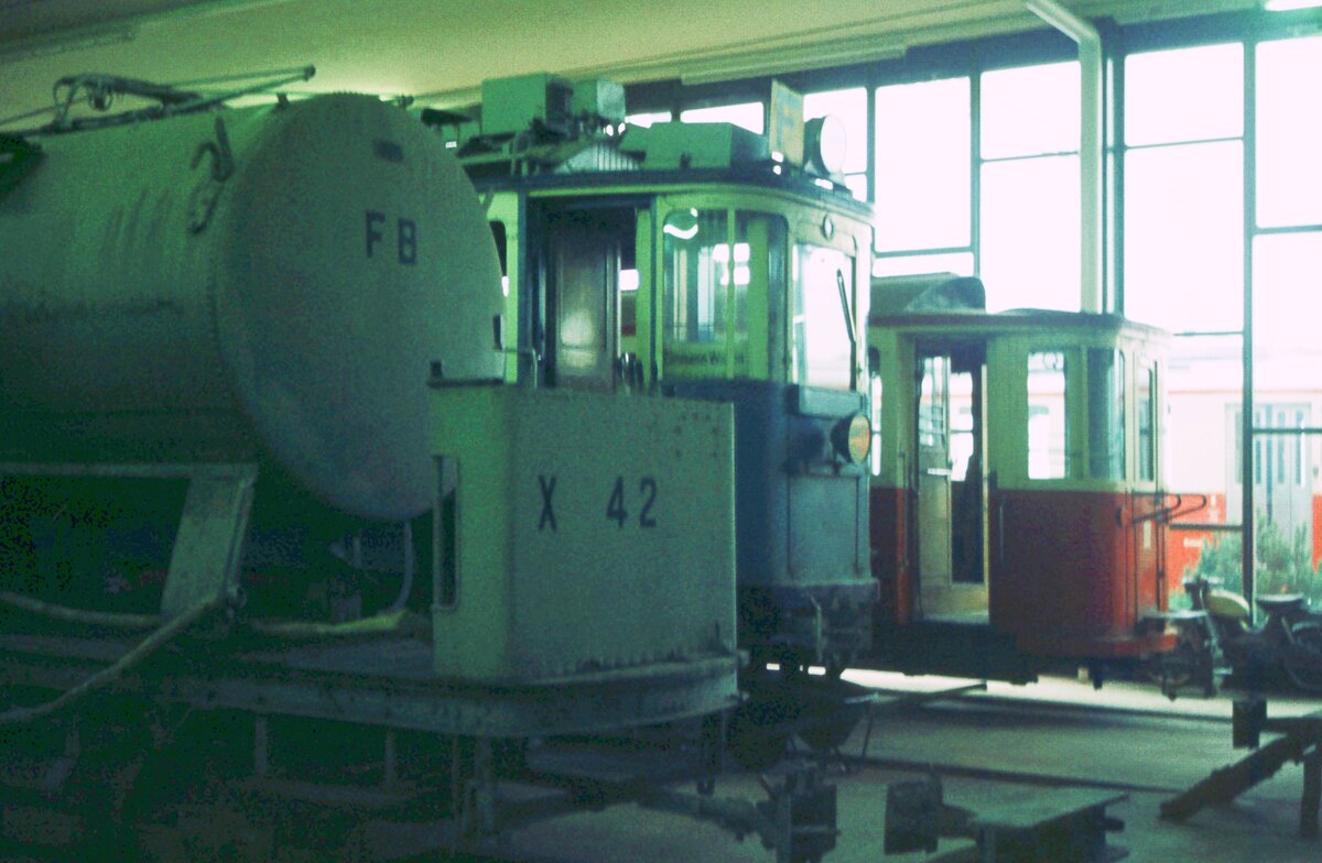 Forchbahn Zürich - Esslingen__Im Depot auf der Forch. Sammlung historischer Fahrzeuge, ganz vorn Kesselwagen X 42.__15-09-1974