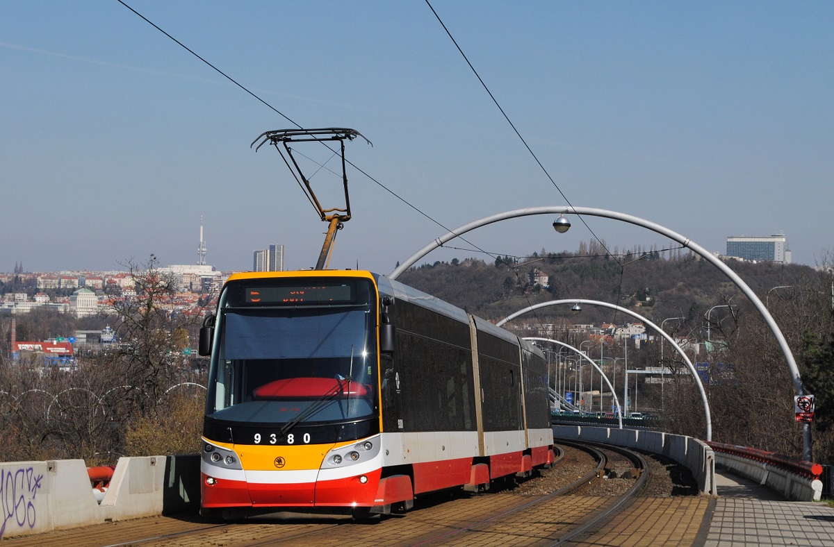 ForCity 15T4 9380 auf der Straßenbahnbrücke zwischen den Haltestellen Hlubocepy und Geologicka, im Hintergrund erkennt man den Stadtteil Podoli. (21.03.2019)