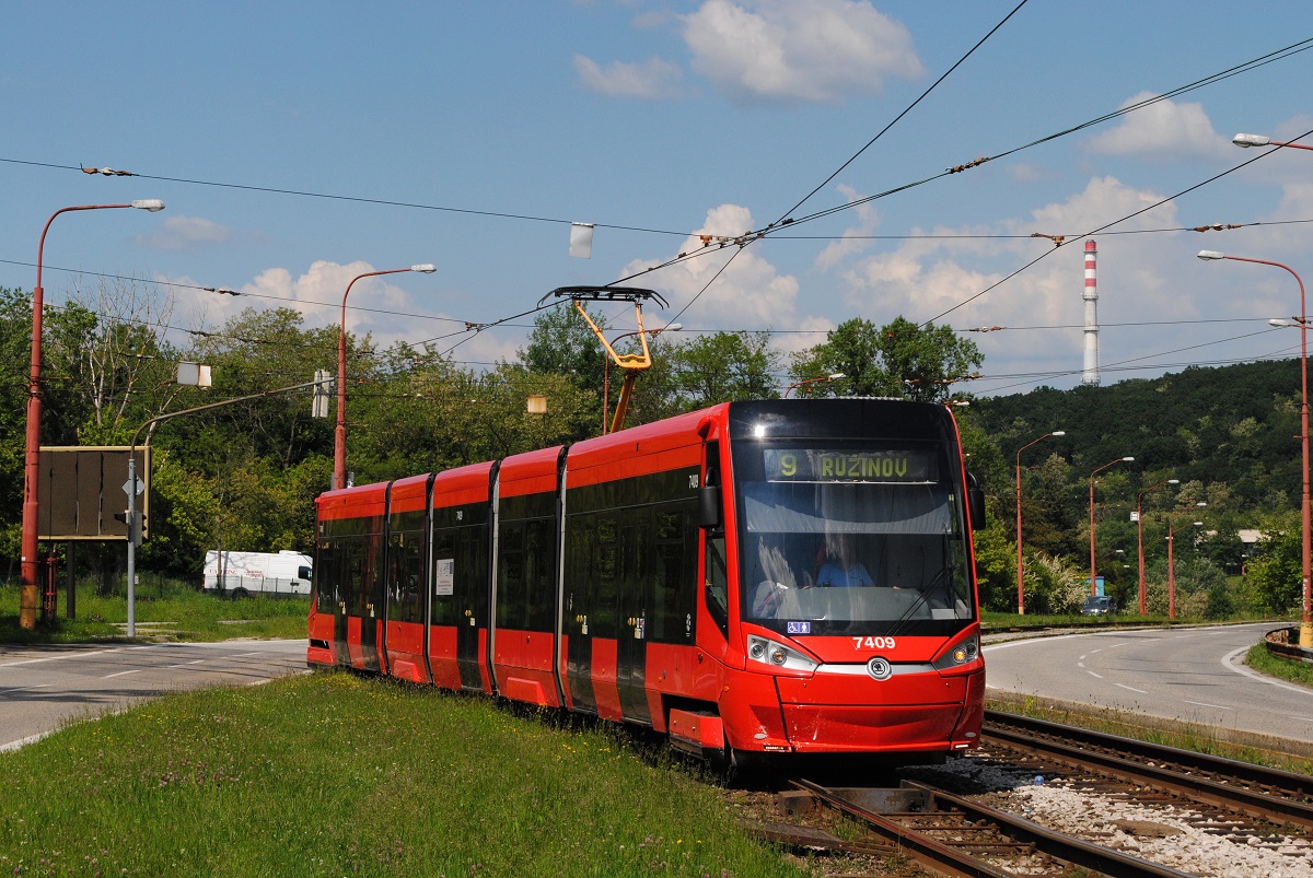  ForCity 29T 7409 bei der Ausfahrt aus der Zwischenendstelle Karlova ves. (01.06.2019)