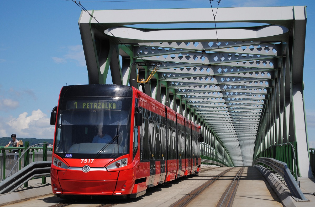  ForCity30T  7517 überquert auf der Fahrt nach Petrzalka die Stary most. (21.06.2019)