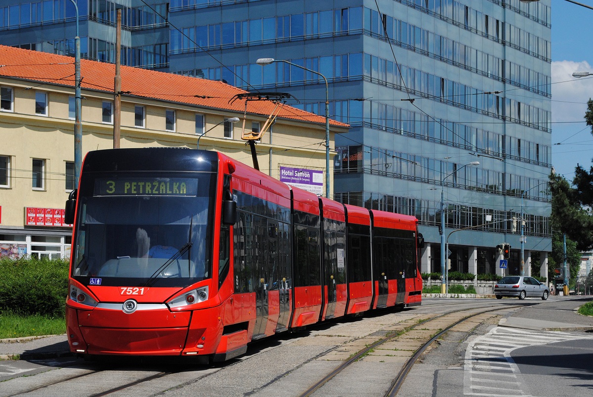  ForCity 30T 7521 überquert auf der Fahrt nach Petrzalka den Americke namesti. (01.06.2019)