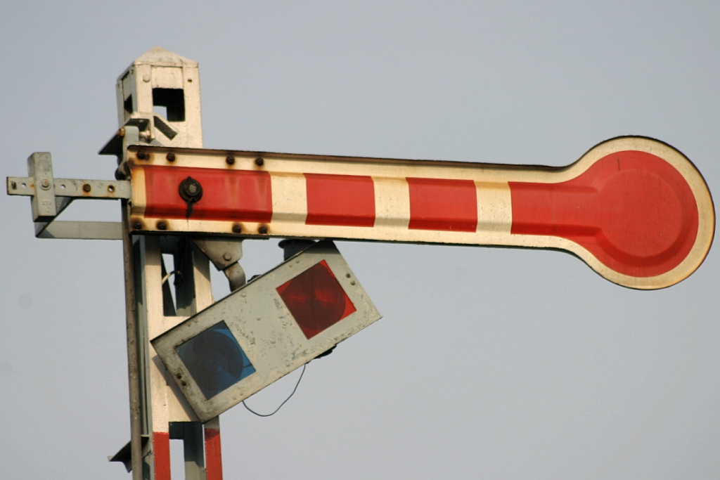 Form-Hauptsignal in Stellung  Halt  im Bf. Thon Buri am 02.November 2005.
