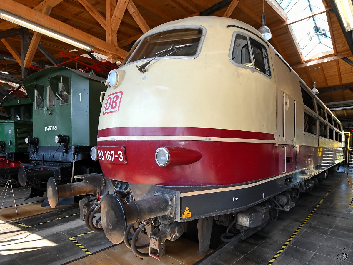 Formensprache verschiedener Epochen - die rundliche 103 167-3, Baujahr 1970 und die kantige 144 508-8, Baujahr 1934. (Lokwelt Freilassing, August 2020)