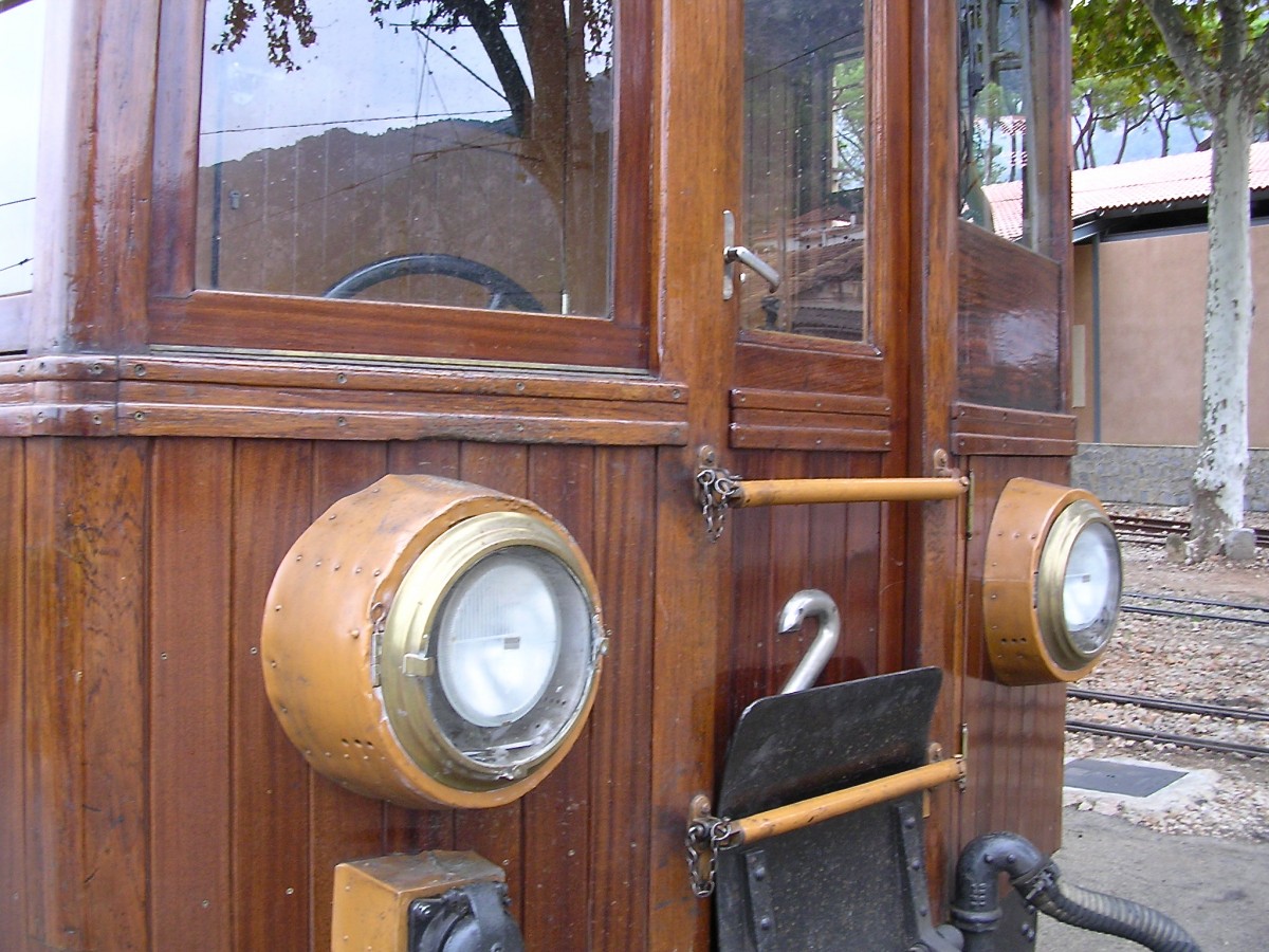 Formschöne Details des ET 2 der Ferrocarril de Sóller auf Mallorca, am 29.10.2004 bestaunt. (2)