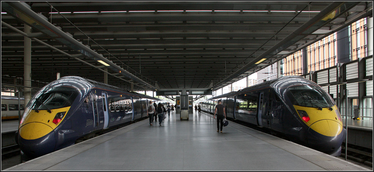 Formschöne Züge in modernem Bahnhof -

Zwei Class 395 Hochgeschwindigkeitszüge im Bahnhof St Pancras in London. Die Züge fahren für die Southeastern gemeinsam mit den Eurostarzügen auf der von hier ausgehenden Hochgeschwindigkeitstrecke unter der Themse hindurch in Richtung Kent. Dort auf alten Strecken.

28.06.2015 (M)