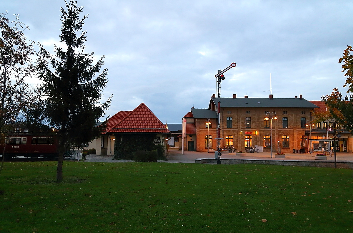 Formsignal am Bahnhofsvorplatz in Wernigerode, aufgenommen am Abend des 16.10.2014.
