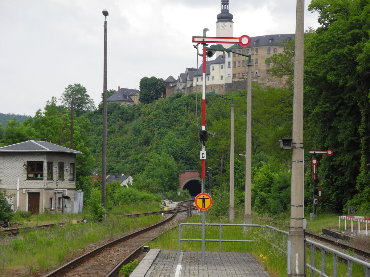 Formsignal zeigt HPO in Greiz. Blick auf das Oberschloss und den Schlossbergtunnel.