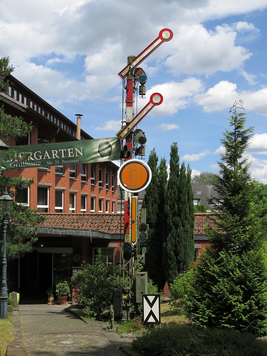 Formsignale am Eingang zum Biergarten der Gaststätte  Brüggener Klimp  im ehemaligen Bahnhof in Brüggen, 5.6.2017