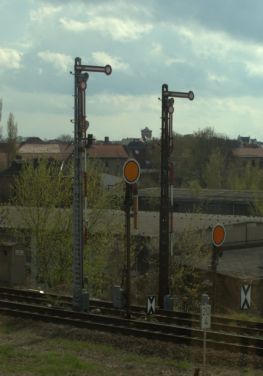 Formsignale in Köthen.(Anhalt)Aus dem IC aufgenommen.15.04.2016 15:36 Uhr.

