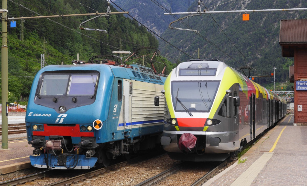Fortezza/Franzensfeste, 8.6.15: 454.066 kommt mit einem Wendezug vom Brenner. Auf Gleis 1 wartet der Anschlusszug ins Pustertal (ETR 170 008 / 94 83 4 170 043-3 I-SAD).