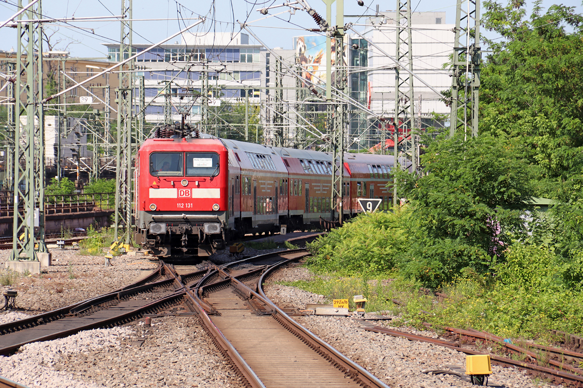 Fotodatum 23.06.2020 Aufgrund von Lieferverzögerung setzt Abellio zwischen Tübingen und Stuttgart Hbf seit Mitte Juni 2020 Ersatzzüge ein. Unter anderem setzt Wedler Franz Logistik im Ersatzverkehr für Abellio unter der Woche auf einer Fahrt am Tag je Richtung eine DR-Dosto Garnitur ein. Hier gezogen von 112-131 wird der Zug gerade in Stuttgart Hauptbahnhof bereitgestellt. Drei DBuza 747.4 bilden den Zug der dann mit dem zur Zeit einzigen aktiven DABbuzfa760 Steuerwagen zurück nach Tübingen startet.