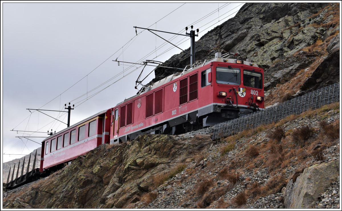 Fotoextrazug mit Gem 4/4 802 (Murmeltier) bei Ospizio Bernina. (18.10.2019)