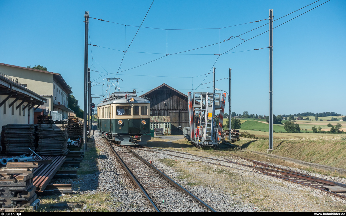 Fotofahrt Association ASD 1914 auf der LEB am 23. Juni 2018.<br>
Are 4/4 25 beim Umfahren des Zuges in Bercher.