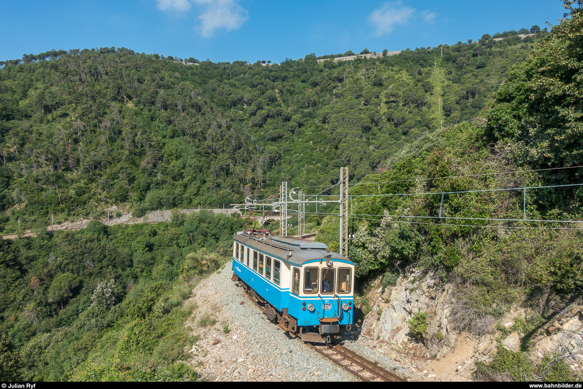 Fotofahrt auf der Ferrovia Genova - Casella am 30. Juni 2018.<br>
Am Morgen fuhr der Triebwagen A2 (ex FEVF) mit dem Güterwagen F102 von Genova nach Vicomorasso. Hier auf der Bergstrecke zwischen Sant'Antonino und Cappuccio.
