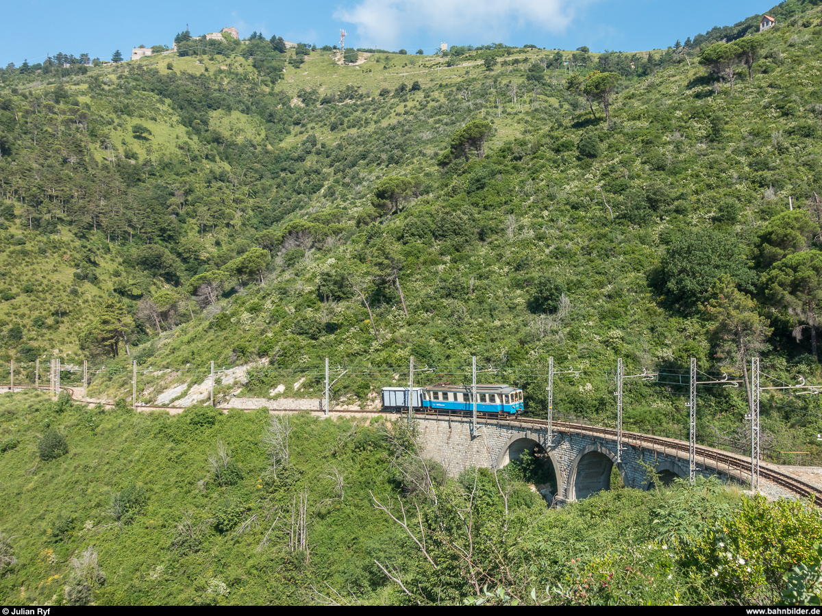 Fotofahrt auf der Ferrovia Genova - Casella am 30. Juni 2018.<br>
Am Morgen fuhr der Triebwagen A2 (ex FEVF) mit dem Güterwagen F102 von Genova nach Vicomorasso. Hier auf der Bergstrecke zwischen Sant'Antonino und Cappuccio unter dem Forte Sperone.