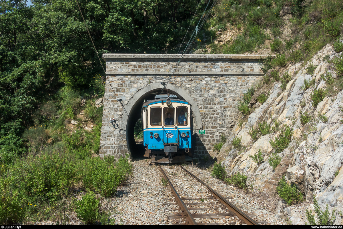 Fotofahrt auf der Ferrovia Genova - Casella am 30. Juni 2018.<br>
Am Morgen fuhr der Triebwagen A2 (ex FEVF) mit dem Güterwagen F102 von Genova nach Vicomorasso. Hier auf der Bergstrecke zwischen Cappuccio und Trensasco.