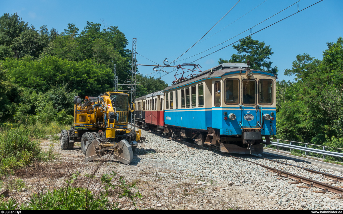 Fotofahrt auf der Ferrovia Genova - Casella am 30. Juni 2018.<br>
Mit dem Triebwagen A2 und den historischen Personenwagen C103 und C22 (Barwagen) fuhren wir von Vicomorasso nach Casella Deposito. Hier zwischen Busalletta und Molinetti, wo kürzlich die Strecke begradigt wurde.