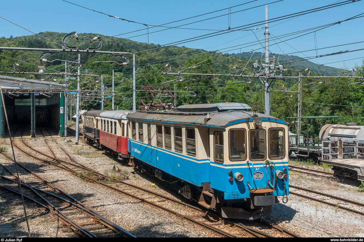 Fotofahrt auf der Ferrovia Genova - Casella am 30. Juni 2018.<br>
Mit dem Triebwagen A2 und den historischen Personenwagen C103 und C22 (Barwagen) fuhren wir von Vicomorasso nach Casella Deposito. Hier nach der Ankunft in Casella Deposito, wo die Personenwagen weggestellt wurden.