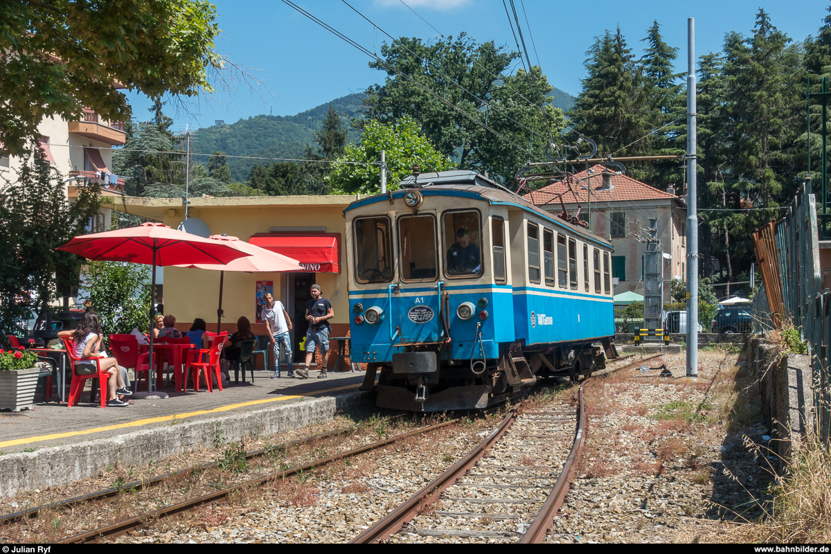 Fotofahrt auf der Ferrovia Genova - Casella am 30. Juni 2018.<br>
Mit dem Triebwagen A2 alleine machten wir ab Casella Deposito (Spitzkehre) noch einen Abstecher nach Casella Paese. Hier im Endbahnhof.
Auf diesem Bild ist gut zu erkennen, dass der Triebwagen A2 ziemlich Schlagseite hat.