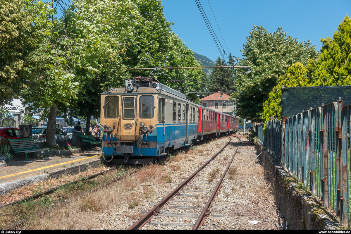 Fotofahrt auf der Ferrovia Genova - Casella am 30. Juni 2018.<br>
Nach der Mittagspause ging es weiter in einem Zug bestehend aus dem Triebwagen A9 und den Personenwagen C51, C50 und C102 (Personenwagen von 1929, 1980 neu aufgebaut), alle in neuer roter Lackierung. Zuerst machten wir noch mal einen Abstecher nach Casella Paese, wobei am anderen Zugsende der blau-weisse Triebwagen A11 mitgenommen wurde um den Zug von Paese nach Deposito zurückzuziehen. Dies entspricht dem Standardvorgehen der Bahn, wenn mit Personenwagen nach Casella Paese gefahren wird, um ein zweimaliges Umfahren des Zuges (Paese und Deposito) zu vermeiden. <br>
Hier der Zug nach Ankunft in Casella Paese.
