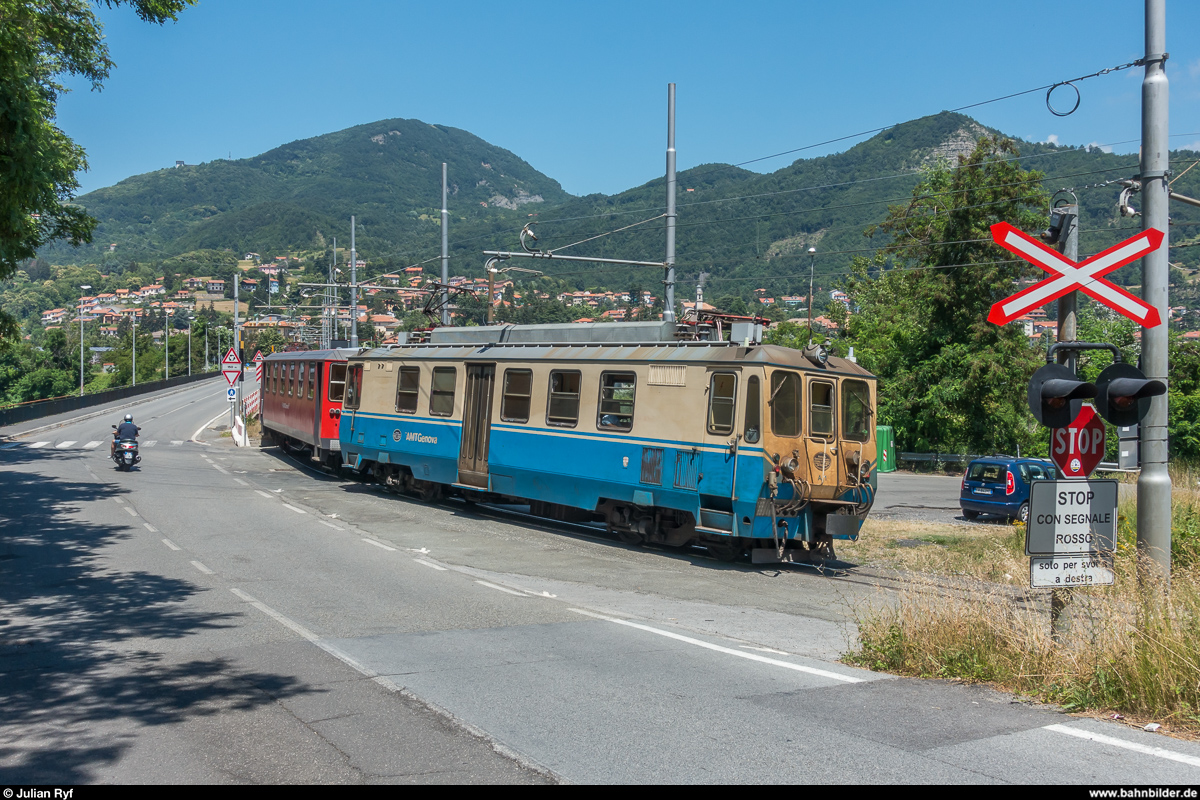Fotofahrt auf der Ferrovia Genova - Casella am 30. Juni 2018.<br>
Nach der Mittagspause ging es weiter in einem Zug bestehend aus dem Triebwagen A9 und den Personenwagen C51, C50 und C102 (Personenwagen von 1929, 1980 neu aufgebaut), alle in neuer roter Lackierung. Zuerst machten wir noch mal einen Abstecher nach Casella Paese, wobei am anderen Zugsende der blau-weisse Triebwagen A11 mitgenommen wurde um den Zug von Paese nach Deposito zurückzuziehen. Dies entspricht dem Standardvorgehen der Bahn, wenn mit Personenwagen nach Casella Paese gefahren wird, um ein zweimaliges Umfahren des Zuges (Paese und Deposito) zu vermeiden.<br>
Nach Überquerung der kombinierten Strassen- und Eisenbahnbrücke über den Scrivia