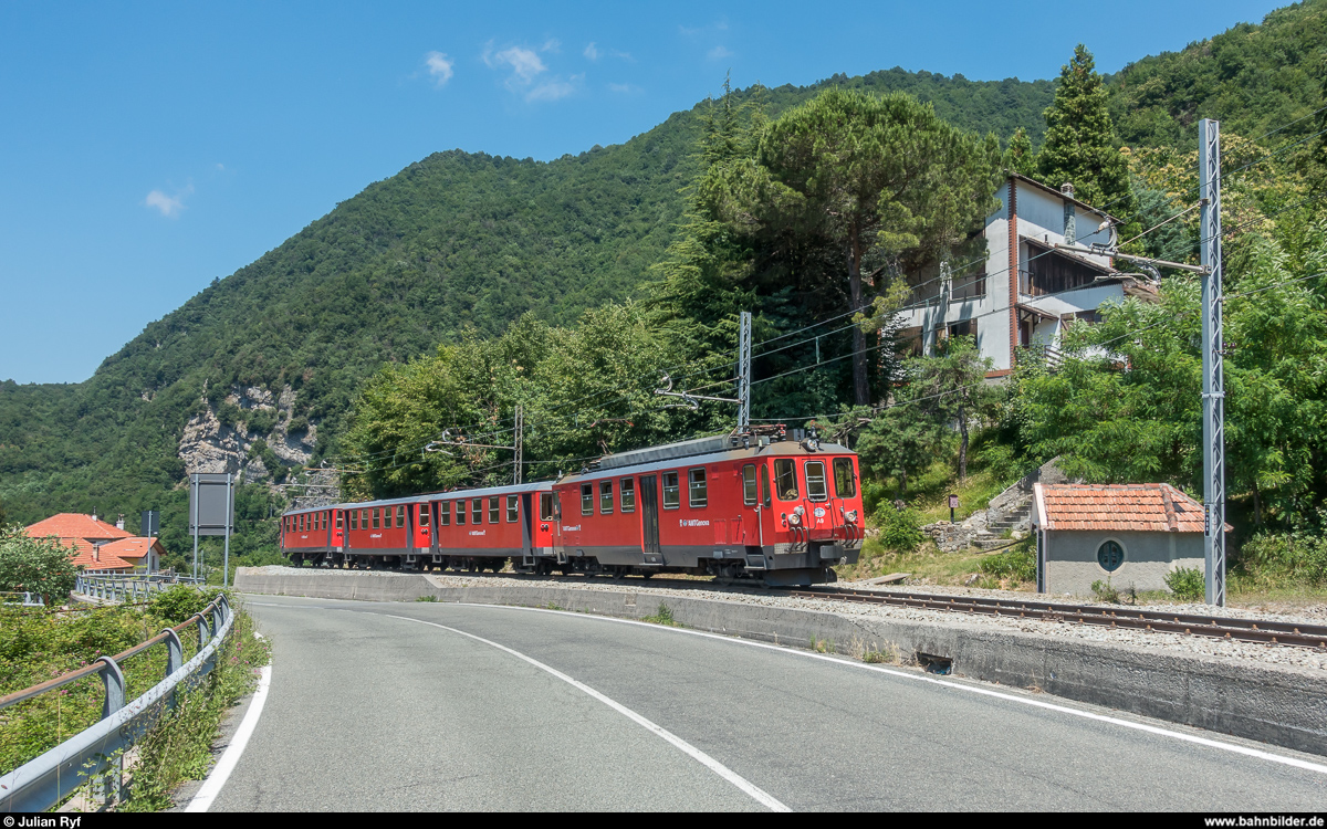 Fotofahrt auf der Ferrovia Genova - Casella am 30. Juni 2018.<br>
Am Nachmittag ging es zurück nach Genova in einem Zug bestehend aus dem Triebwagen A9 und den Personenwagen C51, C50 und C102.<br>
Hier bei Molinetti.