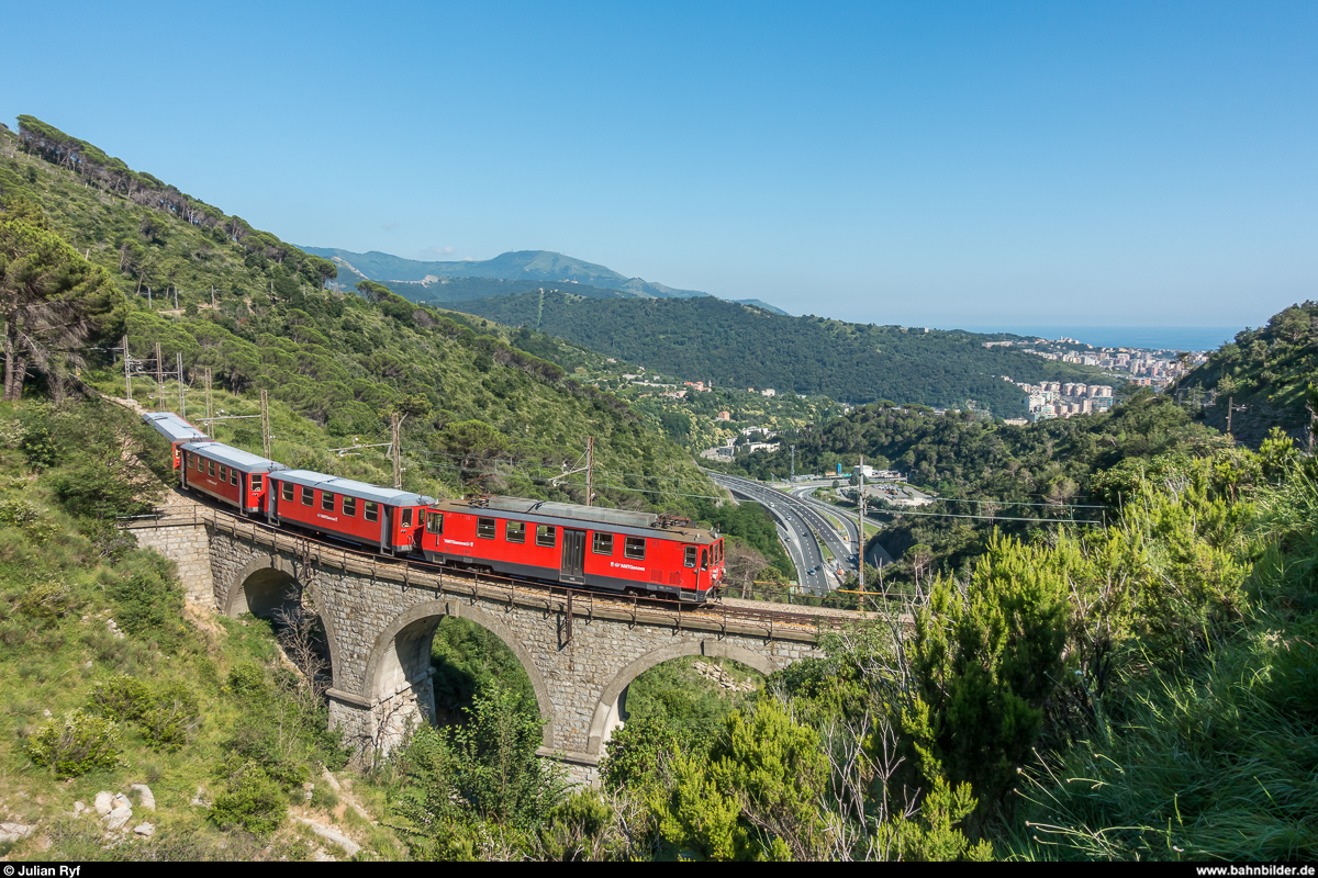 Fotofahrt auf der Ferrovia Genova - Casella am 30. Juni 2018.<br>
Am Nachmittag ging es zurück nach Genova in einem Zug bestehend aus dem Triebwagen A9 und den Personenwagen C51, C50 und C102.<br>
An der wohl bekanntesten Fotostelle der Bahn, auf einer der Brücken zwischen Cappuccio und Sant'Antonino.