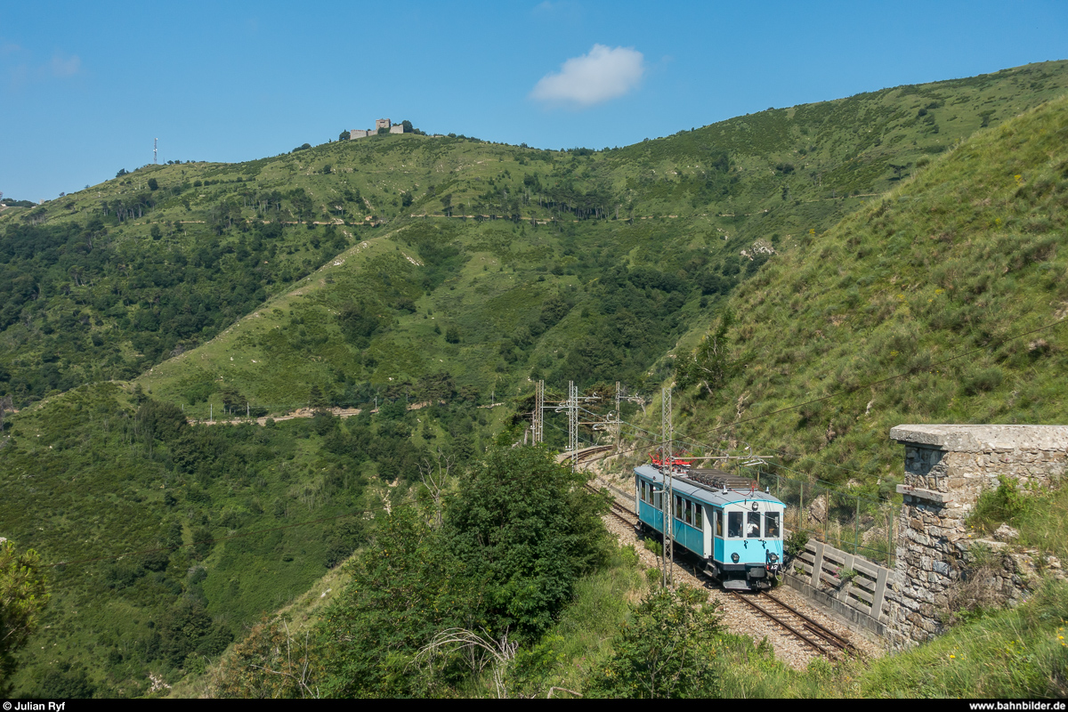 Fotofahrt auf der Ferrovia Genova - Casella am 1. Juli 2018.<br>
Am zweiten Tag der Fotofahrt auf der FGC fuhren wir mit dem erst wenige Wochen zuvor fertiggestellten Triebwagen A2, welcher optisch in den Zustand bei der Fleimstalbahn zurückgebaut wurde.<br>
Im oberen Teil der Bergstrecke zwischen Cappuccio und Trensasco.