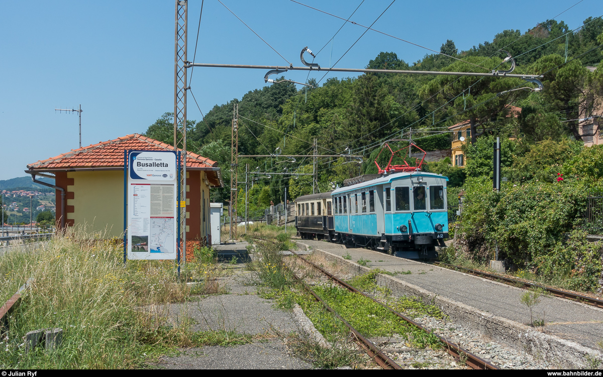 Fotofahrt auf der Ferrovia Genova - Casella am 1. Juli 2018.<br>
Am zweiten Tag der Fotofahrt auf der FGC fuhren wir mit dem erst wenige Wochen zuvor fertiggestellten Triebwagen A2, welcher optisch in den Zustand bei der Fleimstalbahn zurückgebaut wurde.<br>
Für die Rückfahrt nach Genova wurde bis Vicomorasso der Barwagen C22 mitgenommen. Hier in der Station Busalletta.<br>
Dieses und weitere Bilder der Fahrt als Panoramafotos finden sich auf auf <a href= https://www.flickr.com/gp/zettie94/74mvx0 >Flickr</a>.