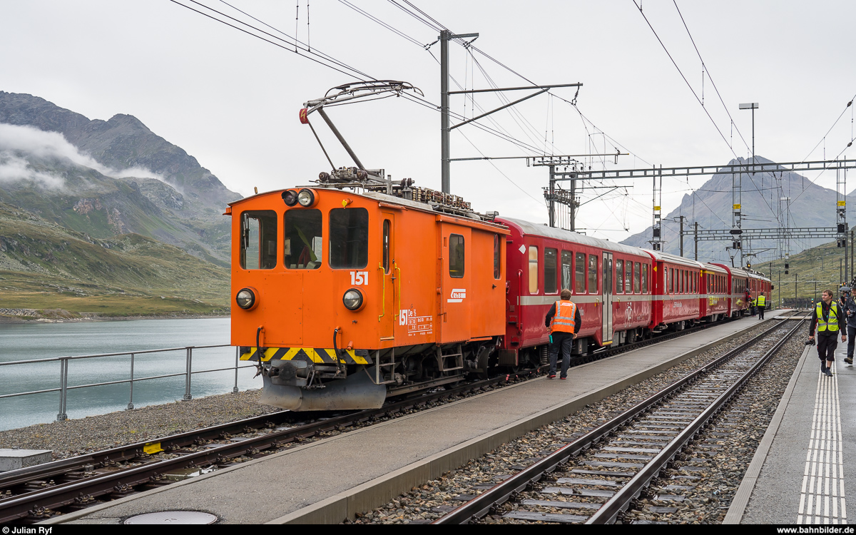 Fotofahrt mit dem RhB De 2/2 151 auf dem Berninapass am 13. August 2020.<br>
Der Triebwagen erreicht am Schluss des Regionalzugs 4632 von Poschiavo her Ospizio Bernina.
