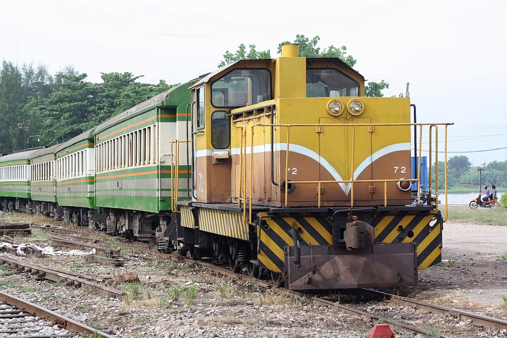 Fotogen abgestellt steht die HAS 72 (C, dh, Henschel, Bauj.1985, Fab.Nr.32842) am 21.Mai 2016 im Bf. Surat Thani.