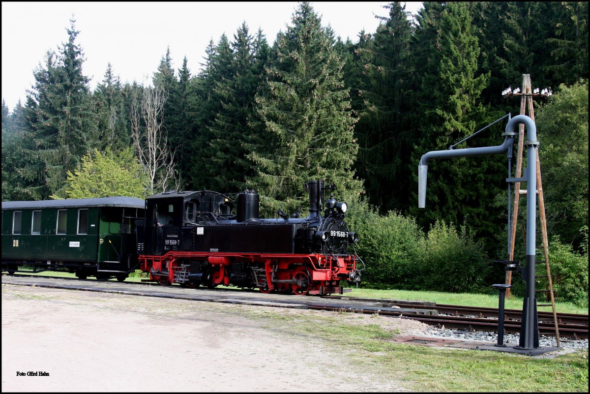 Fotogen aufgestellt war am 25.09.2015 die 991568 ex Döllnitzbahn im Bahnhof Wilzschhaus (Schönheide Süd).