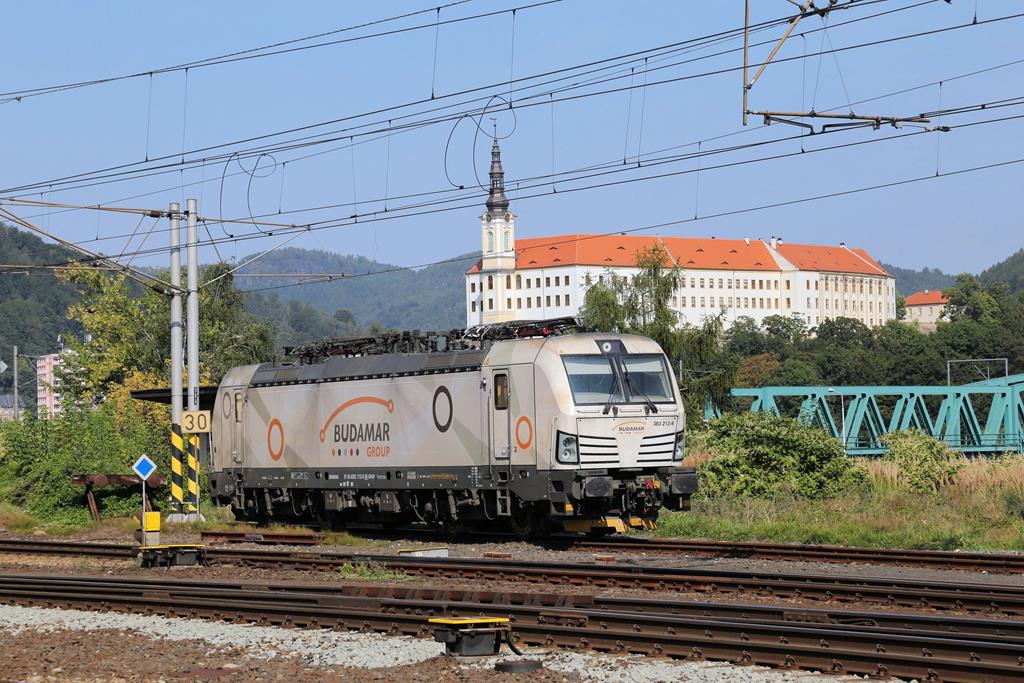 Fotogen vor dem Hintergrund Schloß Decin war am 6.9.2021 die private 383212-8 von Budamar im Bahnhof Decin Hlavni Nadrazi abgestellt. 